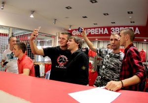 EUFORIJA PRENETA I NA IGRAČE: Fudbaleri Zvezde se dobro snašli u ulozi prodavaca (FOTOGALERIJA)