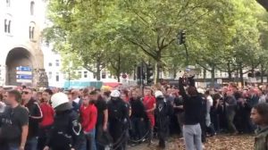 OPSADNO STANJE U KELNU: Delije krenule ka stadionu uz jaku pratnju policije (VIDEO)