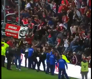 UŽAS U FRANCUSKOJ: Pukla zaštitna ograda, povređeni navijači Lila (VIDEO)