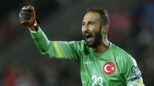 DIVLJAŠTVO U TURSKOJ: Navijači Fenerbahčea pokušali da ubiju golmana reprezentacije i nekadašnjeg ljubimca?!