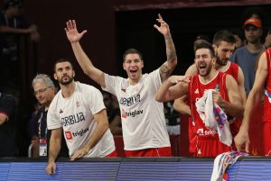 JOVIĆ PEVA POVREĐEN: Ostali se pitaju da li je utakmica gotova, Gagi u svlačionici ‘grize’ Šveda (VIDEO)