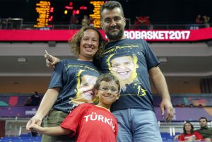 PRAVA POMETNJA U ISTANBULU: Policija intervenisala pri ulasku ‘orlova’ u dvoranu! (FOTO)