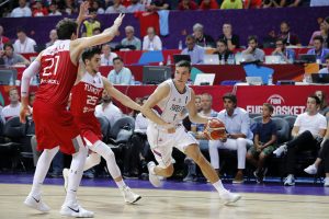 ‘MOMCI, HAJDE DA NE PIPNE PARKET’: Protok lopte i akcija Srbije koje se ni Greg Popovič ne bi postideo (VIDEO)