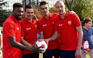 OKUPILI SE CRVENO-BELI: Druženje igrača i navijača, i to na pumpi (VIDEO)