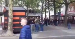 DELIJE ZAGREVAJU ATMOSFERU: ‘Specijalan doček’ za navijače Zvezde u Kelnu (VIDEO)