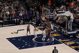 TEŠKA POVREDA NA KOŠARKAŠKOM TERENU: Izbegao ‘bananu’, pa mu protivnik pao na rame (VIDEO)