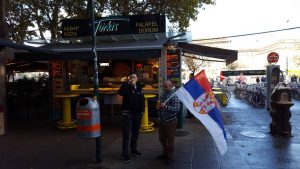 SRPSKE PESME ODZVANJAJU BEČOM: Trobojke na sve strane, uzbuđenje raste, meč se bliži! (VIDEO)