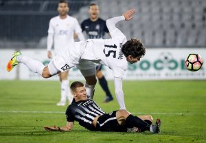 JAKO OD STARTA: Na prvom meču protiv bivšeg kluba, Ožegović pocepao dres Čukaričkog (FOTO)