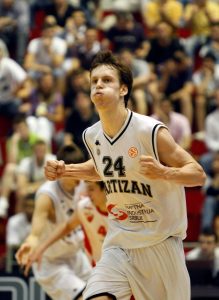 VREMEPLOV: Verovatno najbolje kucanje u ‘večitim derbijima’ – Leteći Čeh! (VIDEO)