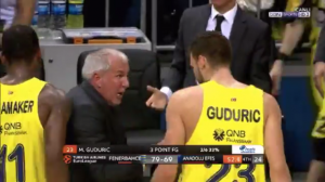 NEMA ŠALE: Dok je Gudurić slavio trojku za pobedu, Željko Obradović je potpuno pobesneo na njega! (VIDEO)