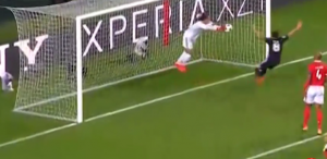 KIKS VEČERI: Srbin postao najmlađi golman u istoriji Lige šampiona, pa se pošteno obrukao! (VIDEO)