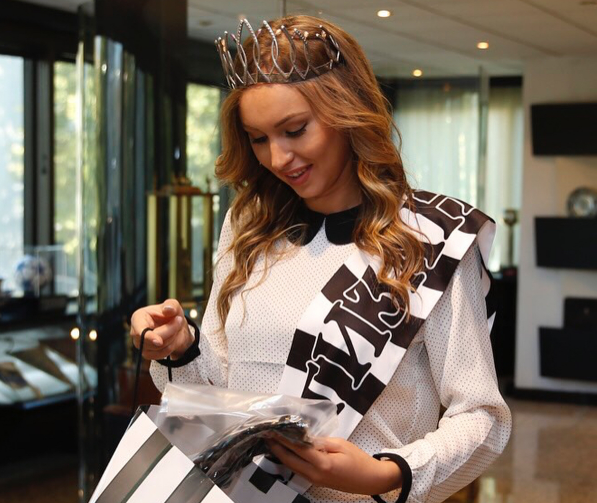 LEPOTA MEĐU TROFEJIMA KLUBA: ‘Najlepše žene navijaju za Partizan!’ (FOTO)