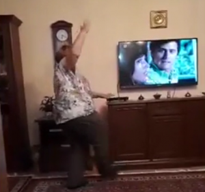 SUZE NA OČI: Oduševljena baka iz Visokog opisuje gol Džeka protiv Čelsija – neponovljivo! (VIDEO)