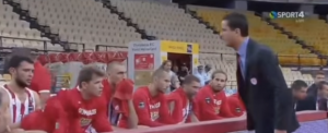 U SVLAČIONICU: Pogledajte kako je trener Olimpijakosa Papanikolaua poslao na tuširanje (VIDEO)