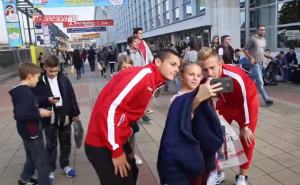 ZVEZDA TV: Fudbaleri na sajmu knjiga, evo šta su odabrali (VIDEO)