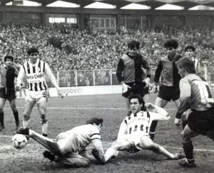 GLAVNA TEMA NA DRUŠTVENIM MREŽAMA: Pogledajte kako su se navijači Partizana oprostili od Fadilja Vokrija