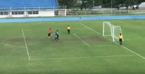 E OVO SE ZOVE ‘HLADAN TUŠ’: Da li je ovo najluđi penal ikad viđen!?  (VIDEO)