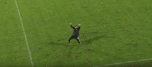 LALA PREVAZIŠAO SAMOG SEBE: Trener Čukaričkog ‘poludeo’ posle pobedonosnog gola, uleteo na teren (VIDEO)