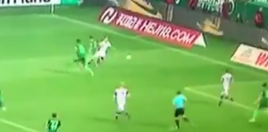 GDE JE NESTALA LOPTA: Nemac na maestralan način poslao rivale ‘po burek’ i postigao gol za špice! (VIDEO)