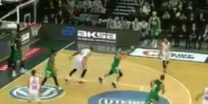 KAO IZ KATAPULTA: Neverovatna pogodak Vase Micića preko celog terena (VIDEO)