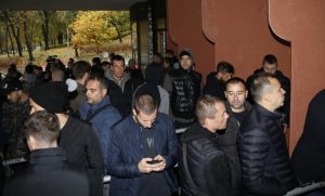 GUŽVA U HUMSKOJ: Navijači ‘okupirali’ blagajne, a sa njima i igrači (FOTO)