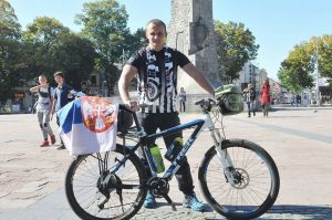 HRABRI GROBAR: Da li je ovo bezbedno – navijač krenuo biciklom u Albaniju na Skenderbeg – Partizan!