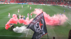 IZAZVAO HAOS: Bosančić provocirao navijače Slavije, ovi ga zasuli flašama i dimnim bombama! (VIDEO)