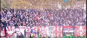 UDJEDINJENI NAVIJAČI: ‘Delije’ i ‘Taurunum bojsi’ u glas- Kosovo je Srbija (VIDEO)