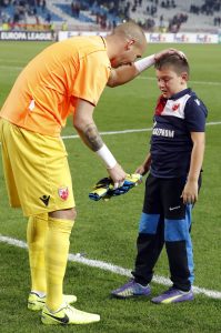 POSLE UTAKMICE IPAK OSMEH: ‘Uplakani klinac’ novom fotografijom ponovo oduševio Delije (FOTO)