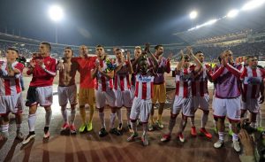 FOTO-UBOD: Slika koja će obići svet, navijač Zvezde posle Arsenala utrčao na teren i plakao pred Borjanom (FOTO)