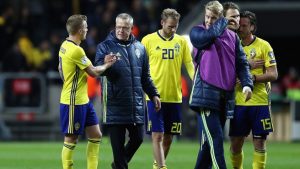 LEKCIJA IZ KULTURE: Pogledajte šta je selektor Švedske radio u svlačionici posle izbacivanja Italije! (FOTO)