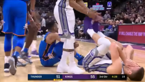 ‘PRLJAVI RASEL’ NE VOLI KAD SE IGRA ODBRANA: Prvo je udario Jokića, sad umalo nije izbio oko Bogdanu (VIDEO)