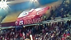 KOSOVO JE SRBIJA: Fenomenalna koregorafija i atmosfera u Atini, zalutao suzavac (VIDEO)