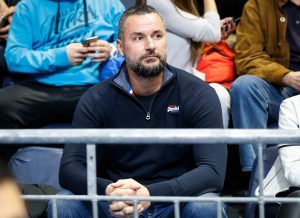 HAOS: Milan Gurović se probio kroz Grobare i stigao do navijača Zvezde, vređali ga i gađali (VIDEO)