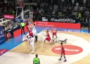 KAKVI DEBITANTSKI POENI: Mladi Pecarski strašnim zakucavanjem preko Feldina podigao Grobare na noge! (VIDEO)