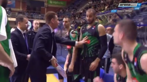 TAJM-AUT SEZONE: Trener Olimpije psovao igrače, digao ruku na Olivera, a na kraju tablom udario Morgana! (VIDEO)