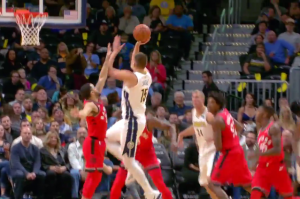 MAJSTORIJA VEČERI: Jokićevih ‘tri u jedan’ – strašna ‘rampa’, pas preko celog terena, pa ‘La Bomba’ za kraj (VIDEO)