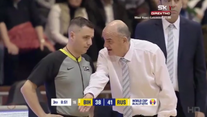 PO STAROM RECEPTU: Vujošević ponovo ulazio na teren i raspravljao sa sudijama! (VIDEO)