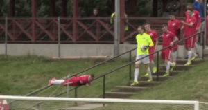 SKINUTA KRUNA DANIJU ALVEŠU: Mađarski fudbaler ‘prešao igricu’ načinom na koji se pojavio na terenu! (VIDEO)