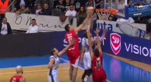 STAVIO POKLOPAC NA OBRUČ: ‘Gromovnik’ Milko Bjelica! Sjajno zakucavanje, a tek blokada… (VIDEO)