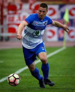 SNIMAK KOJI OBILAZI SVET: Igrač Borca meč sa Zvezdom iskoristio da zaprosi devojku, pomogli mu navijači (VIDEO)