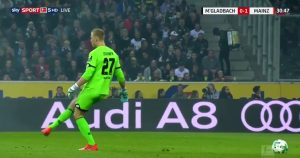 UKLET DAN ZA GOLMANE U BUNDESLIGI: Jedan primio komičan gol, drugi za dlaku sprečio katastrofu nakon neshvatljive greške (VIDEO)