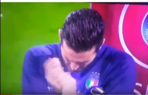 VELIKI GOSPODIN: Bufonov odgovor na zvižduke švedskoj himni zadivio je svet! (VIDEO)