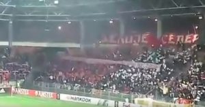 NIJE SE VIDELO U PRENOSU: Pesma i transparent Delija posvećeni generalu Ratku Mladiću (VIDEO)