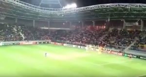 KOREOGRAFIJA I U BELORUSIJI: Navijači Zvezde obojili tribinu u crveno i belo (VIDEO)