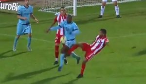 NEKA NOVA DIMENZIJA NESPORTSKOG PONAŠANJA: Montirali snimak sa utakmice da bi dokazali da su u pravu?! (VIDEO)