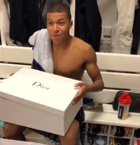 CELA SVLAČIONICA VRIŠTALA OD SMEHA: Pogledajte poklon Tijaga Silve Mbapeu koji je hit na internetu (VIDEO)