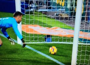 SVET BRUJI: Da li se upravo desila najveća sudijska greška ikada, Mesiju poništen čist gol (VIDEO)