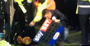 NEZABELEŽENO DO SADA: U Engleskoj navijač priskočio kao zamena za sudiju! (FOTO)