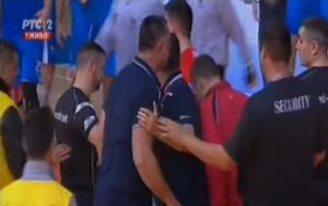 UMALO HAOS: Obezbeđenje u poslednjem momentu spasilo sudije od Nenada Peruničića (VIDEO)